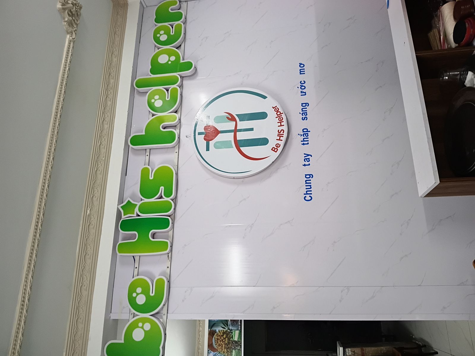 Thi Công Vách và Gắn Bộ Logo thi cong vach va gan bo logo