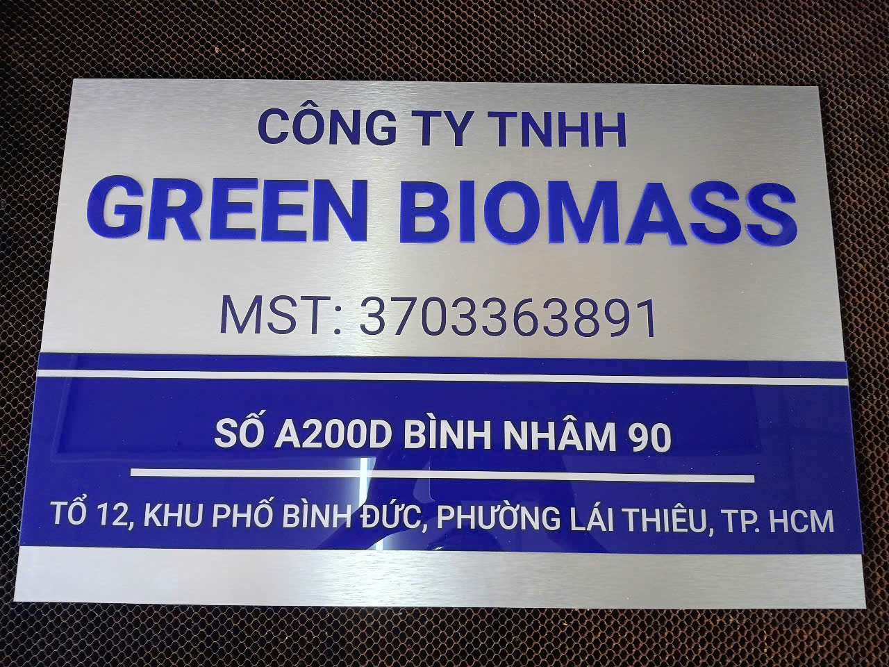 Thi Công Biển Tên Công Ty(Alu bạc xước in UV + Chữ nổi Mica) thi cong bien ten cong tyalu bac xuoc in uv chu noi mica